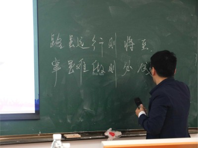 我校开展“青春不长，自立自强”专题讲座