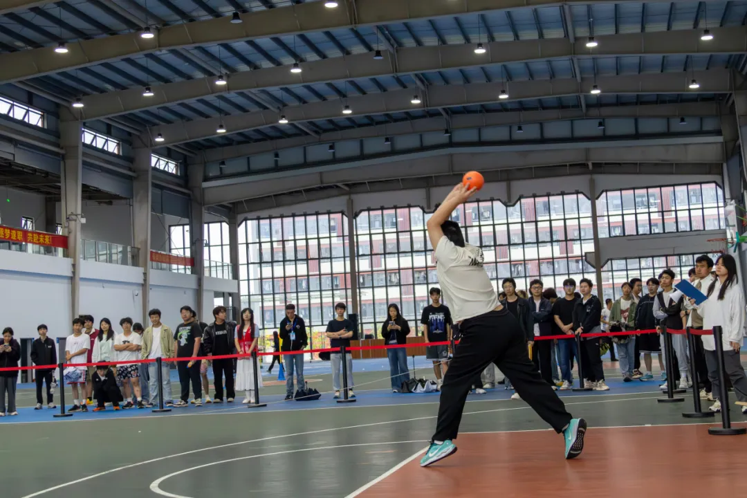 雨幕难挡青春热浪！遂宁职业学院室内竞技场热血沸腾！