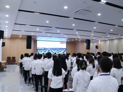 铭记历史 致敬英雄丨我校组织教职工集中观看纪念中国人民抗日战争暨世界反法西斯战争胜利80周年阅兵式