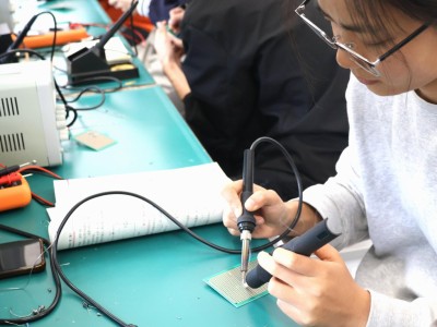 信息工程学院开展“一技在手，一生无忧”宣传活动